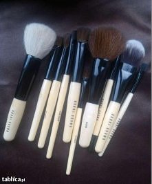 Sprzedam profesjonalny zestaw pędzli BOBBI BROWN. Więcej informacji po kliknięciu na zdjęcie. Zapraszam!