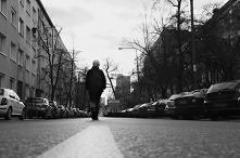 Idąc tą samą drogą co rano do szkoły...