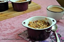 jabłka zapiekane pod kruszonką z płatków owsianych i orzechów