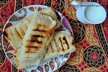 grillowany chlebek arabski faszerowany warzywami