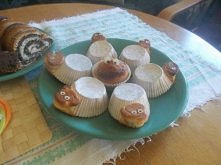 Sposób na nieudane babeczki!
Jeżeli ciasto wypłynie bokiem - nie panikuj! Odwróć je, lukrem namaluj oczka i gotowe. Zamień je w żółwie, baranki lub inne zwierzątko ;)