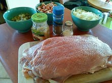 Rolady
Mięso wołowe lub wieprzowe, posiekana cebula, ogórek kiszony, mięso do farszu. Sól, pieprz i musztarda do smaku. Dusić ok godziny.