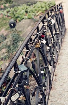 Z wygrawerowaną datą ślubu ^^