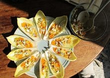 Sałatka z cykorii, klementynek i suszonych owoców 
(proporcje na 4 osoby lub 10 łódeczek z liści cykorii)

2 cykorie 
3 suszone morele 
2 suszone figi 
4 łyżki orzeszków pistacj...