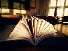 Zeszyt, kilka kartek, opuszczona sala lekcyjna i zachód słońca. :) Piękne zdjęcia.