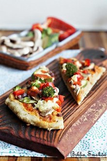 Składniki:
(na pizzę 30×50 cm)
Ciasto:
5 g suszonych drożdży bezglutenowych
1 łyżeczka ksylitolu
2 szklanki ciepłej wody
2 łyżki oliwy lub innego tłuszczu roślinnego
1 szklanka ...