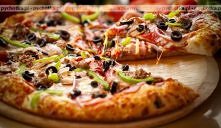 pizza z bekonem, oliwkami i filetami anchois