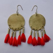 PIÓRKO - stylowy dodatek. Połączenie lekkości piórka i trwałości metalu. Metal niezwykle kontrastuje z naturalnym barwionym puchem. Kolczyki wykonane są z : mosiądz, naturalne b...