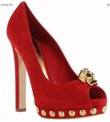 czerwone szpilki z ćwiekami