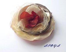 Elegancka broszka w ciepłej tonacji