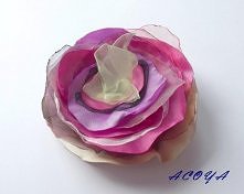 Kolorowa broszka na wiosnę