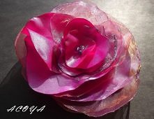 Różowa broszka na wiosnę