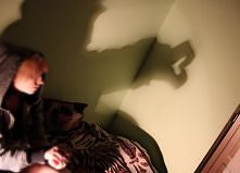 Cienie na ścianie. <3