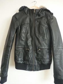 PULL & BEAR - CZARNA SK&Oacute;RZANA KURTKA Z KAPTUREM FUTERKO