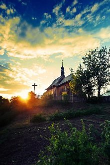 Drewniany kościółek w skans...