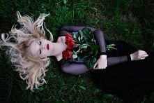 blond włosy, czerwone róże... *.* Piękne zdjęcie