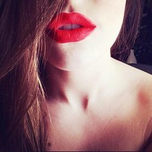 Kolejną częścią mojego kobiecego świata jest czerwona szminka. Nie mogę bez niej żyć <3
