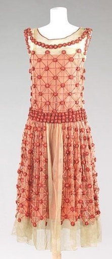 Modna historia Jeanne-Marie Lanvin. Prekursorka francuskiego haute couture. 

Więcej na Moda Cafe!