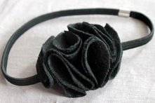 Do gumowej opaski doszyłam coś na kształt kwiatka złożonego z kółek wyciętych z filcu.