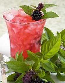 Jeżynowa Iced Tea
Składniki: 
- 8 saszetek herbaty z owoców leśnych
- owoce jeżyny
- sok z limonki
- gałązka świeżej lawendy
- cukier do smaku
- lód
Przygotowanie:
Herbaty zapar...