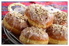 Składniki na około 20 - 25 sztuk:

600 g mąki pszennej + kilka łyżek do podsypywania
3 małe jajka
100 g masła, roztopionego
70 g cukru z prawdziwą wanilią
pół łyżeczki soli
2 ły...