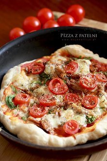 Chyba wszyscy lubią pizzę. A najlepsza jest ta, przygotowana we własnym domu. Nie wiedziałam jednak, że pizze można również przyrządzić na patelni. Gotowe spody podgrzewa się wł...