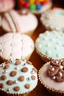 Babeczki waniliowe przystrojone masą cukrową