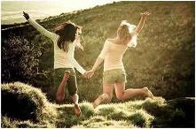 (5) Gdy myślała że  już wszystko jest przeciwko niej .... nagle pojawiła się wesoła dziewczynka .... z bujnymi włosami ....uwielbiała tańczyć tak jak ona...nikt nie spodziewał s...