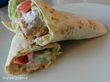 Składniki na 4 tortille:

4 placki tortilli – ja użyłam ziołowe
ok. 300 g piersi z kurczaka – jedną większa połówka piersi
pół główki mniejszej sałaty lodowej
2 pomidory
1 czerw...