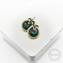 Długość całkowita ok. 3,5 cm.
Wykorzystane materiały: sutasz, Swarovski STRASS Octagon Emerald BLAB 14mm, koraliki TOHO, bigle pozłacane.
Od spodu podklejone cienkim filcem.
Imp...