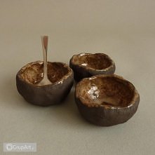 Trzy niewielkie miseczki na dipy lub drobne przekąski, wykonane z czarnej gliny. Średnica ok. 7 cm, wysokość 4 cm, do mycia w zmywarce.Te i inne cudowności do kupienia w grupart...