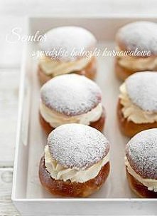 Semlor to karnawałowe bułeczki z masą marcepanową i bitą śmietaną.