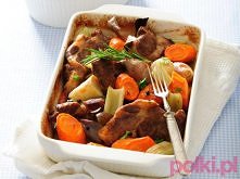 Potrawka z mięsem i warzywami

Tego potrzebujesz:

    1 kg karkówki
    olej
    3 marchewki
    duży por
    2 duże cebule czerwone
    2 ząbki czosnku
    1,5 szklanki bulion...