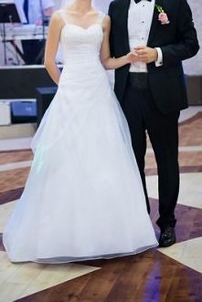 sprzedam suknię ślubną 
biała z trenem, rozmiar xs-m ponieważ jest sznurowana na plecach.
cena 1000zł do negocjacji.
zapraszam.