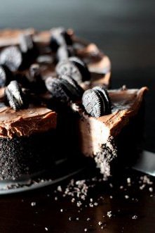 SERNICZKOWY TORCIK NA ZIMNO Z NUTELLI & CIASTECZEK OREO

Składniki: 
 
serek Philadelphia 250 g, 
Nutella 250 g, 
cukier puder 60 g, 
3 lub 4 małe opakowania ciasteczek Oreo...