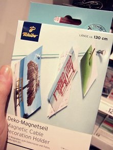 Sznurek magnetyczny do przyczepiania zdjęć bez dziurawienia ich. Więcej pomysłów tutaj: to-nie-jest-blog.blog spot.c om/2014/02/to-nie-jest-sciana-pena-zdjec.html