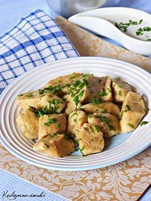 Składniki:
400 g ugotowanych, ubitych ziemniaków (u mnie po wczorajszym obiedzie z cebulką)
1 jajko
1 łyżeczka rozmarynu
1 łyżeczka czerwonej słodkiej papryki
2 szczypty mielone...