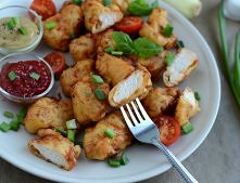 Składniki:

    2 piersi z kurczaka,
    sól,
    pieprz,
    słodka papryka,
    1 jajko,
    250ml mleka,
    1 szklanka mąki,
    1/2 łyżeczki ziół prowansalskich,
    olej d...