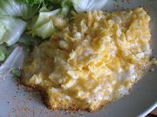 Jajecznica z cebulką
Składniki:
2 jajka (120g)
1 mała cebula (50g)
przyprawy (sól, pieprz, przyprawa do potraw z jajek) 

Przygotowanie:
Cebulę kroimy w kostkę i podsmażamy na p...