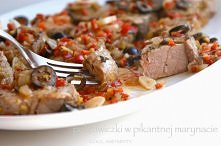 steki z polędwiczki wieprzowej z chili, czosnkiem i czarnymi oliwkami