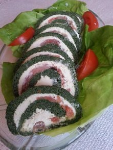 Rolada szpinakowa z wędzonym łososiem