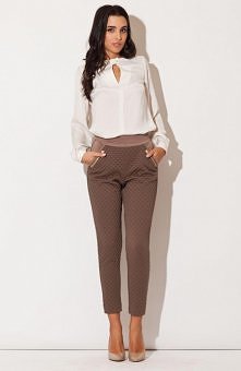 Katrus K131 spodnie pikowane brązowe najmodniejsze w tym sezonie eleganckie spodnie damskie pikowane. Wykonane z miękkiego i elastycznego materiały