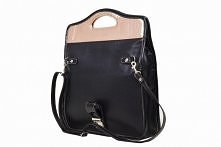 Wykonana z klasycznej czarnej skóry licowej o drobnej teksturze, wykończona lamówką i detalami z czarnej lakierowanej skóry typu nappa. Całość uzupełnia rączka wykonana z przepi...