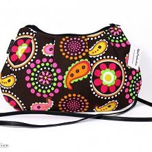 mała, ale jakże pojemna torebeczka uszyta z kolorowej, tęgiej bawełny(ułożenie wzoru może się trochę różnić od tego na zdjęciu), usztywniona, zapinana na zamek, marszczona z prz...