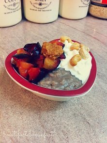 Owsianka ala grzaniec ( na herbacie o smaku grzanego wina, z śliwką, orzechami, wiejskim i masłem orzechowym )