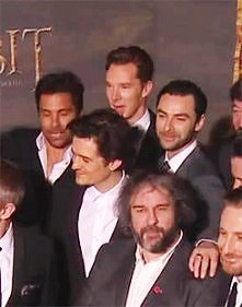 Manu opowiada kawał,Orlando podsłuchuje,Aiden śmieje a Ben nie skumał :D taka luźna interpretacja :)