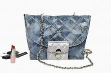 Klasyczna pikowana torebka – marzenie każdej kobiety. Uwielbiana przez celebrytki i entuzjastki mody. Swoją wyjątkową formę zawdzięcza starannie dobranym proporcjom oraz wyjątko...