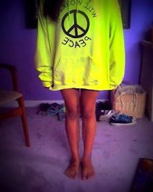 (9) ... Bluzy tak jak trampki i bransoletki są nieodłączną częścią mnie. Praktycznie cały czas w nich chodzę. Często na mnie mówią babo-chłop lub chłopczyca :33 ...