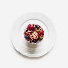 Kubek z owocami i płatkami.