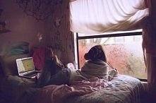 Bywają takie wieczory jak dziś, gdzie nie robię zupełnie nic. Jest mój pokój, mój azyl od tego popieprzonego świata. Zamykam drzwi i jestem sama. Ja i myśli. Kładę się na łóżko ...